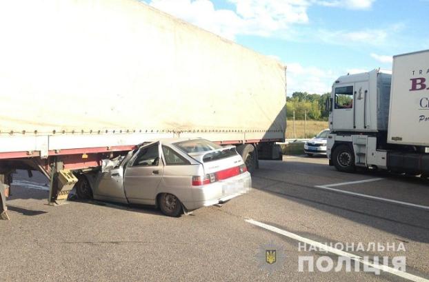 На Харьковщине ВАЗ врезался в фуру, трое погибших