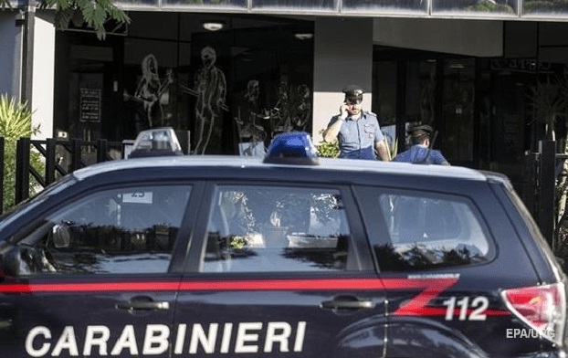 В Италии женщина с ножом напала на прохожих