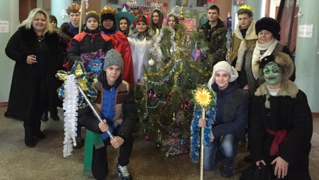 Школьники Константиновки подарили Рождественский вертеп
