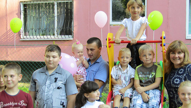 В Белозерском на детских площадках установили современное оборудование