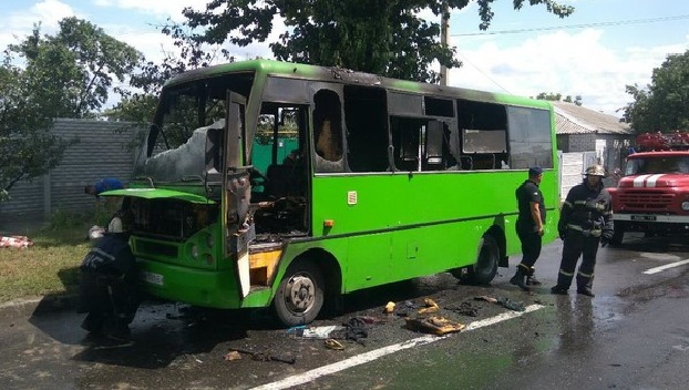 В Харькове загорелся автобус с пассажирами