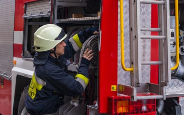 В результате пожара в Мариуполе пострадали два человека