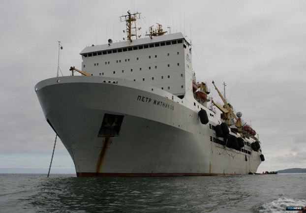 В океане горит крупное судно, капитан запросил эвакуацию 400 людей