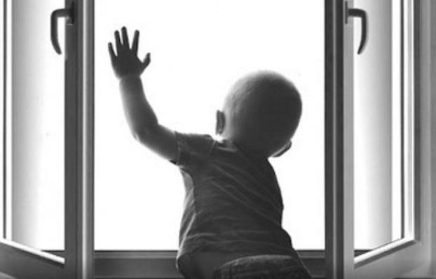 В Киеве двухлетний ребенок выпал из окна многоэтажки: подробности трагедии