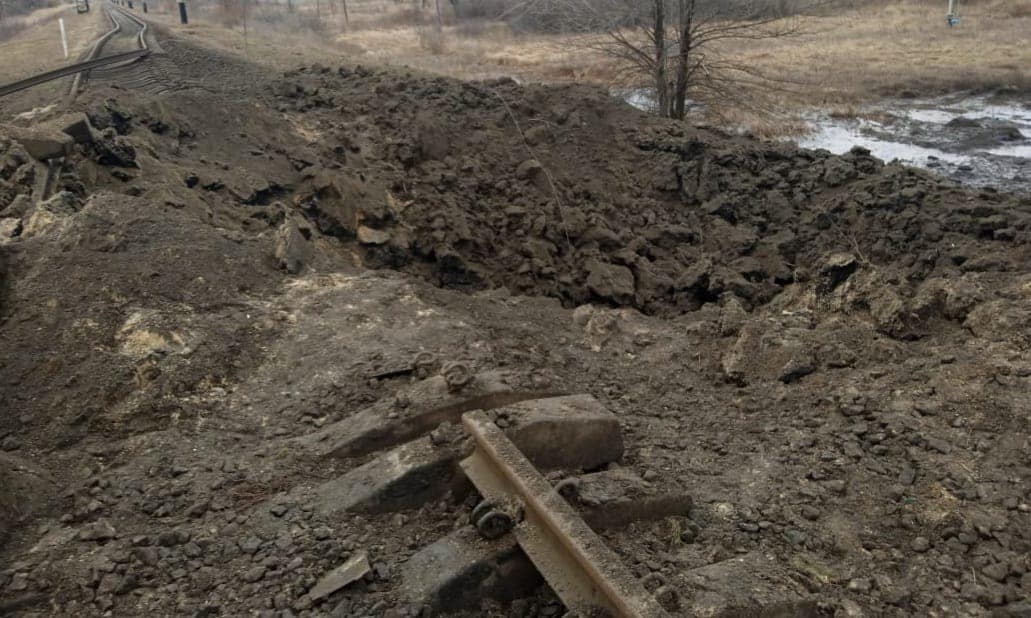 Рейки відкинуло на кілька метрів: У Слов'янську пошкоджена ж/д лінія 