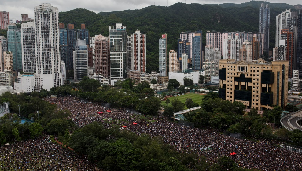 В Гонконге на митинг вышло более 1 млн человек 
