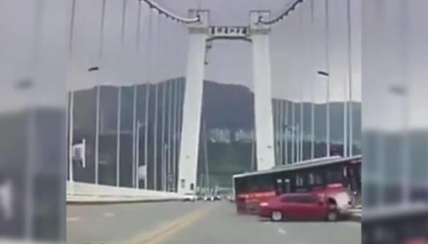 Жуткое ДТП: пассажирский автобус слетел с моста в реку, погибло 13 человек