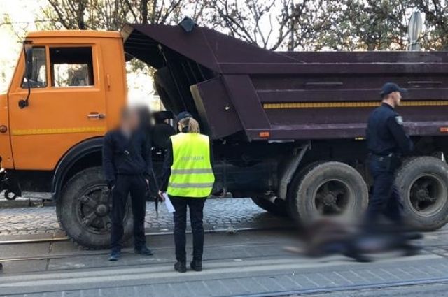 В центре Львова грузовик насмерть сбил пенсионерку