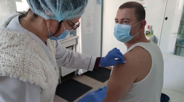 Прививку от COVID-19 испытал на себе глава Ильиновской громады 
