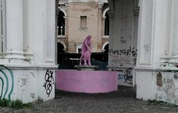 Вандалы покрасили скульптуру Самсона в Киеве в розовый цвет