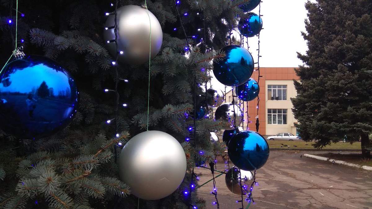 Ночью в Мирнограде дети сорвали с городской елки новогодние игрушки