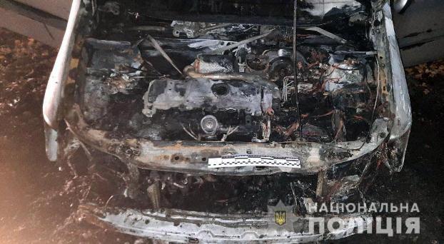 В Селидово сожгли автомобиль во дворе дома