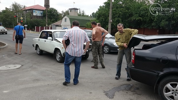 ДТП в Мариуполе: не разминулись два автомобиля