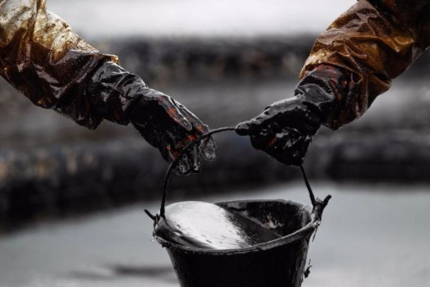 Цена на нефть опустилась ниже 33 долларов