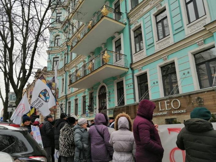 Под офисом Абрамовича собрались активисты из-за ситуации с метро