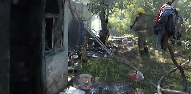 В Мариуполе в результате пожара сгорел дом
