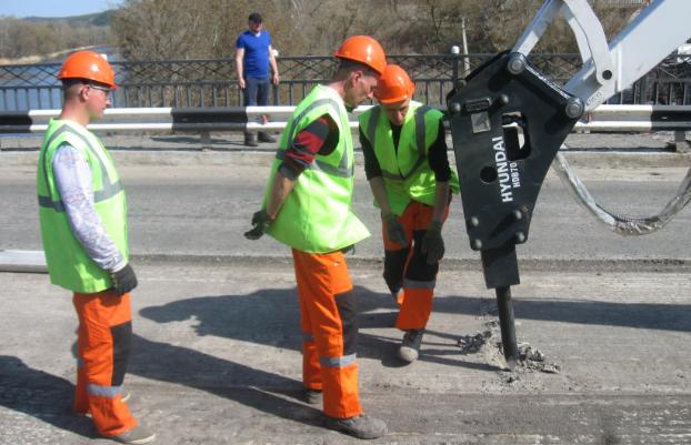 Водителей предупреждают о начале ремонта моста через реку Северский Донец