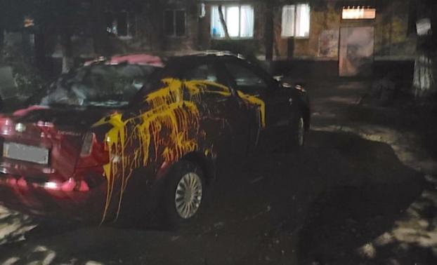 Ночью в центре Краматорска машину залили краской