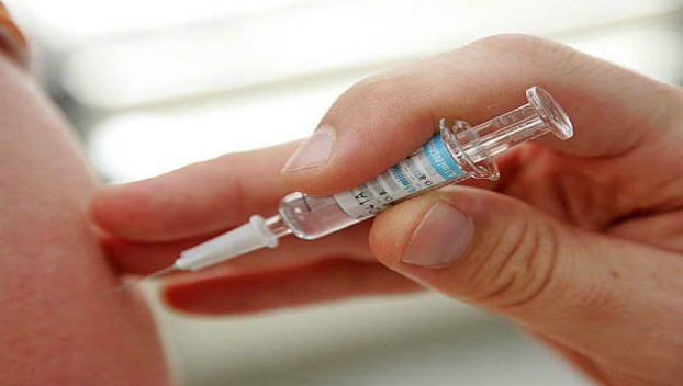 Прививки в Украине разрешили не делать