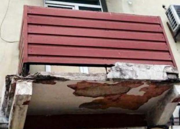 В центре Мариуполя с балконов многоэтажек падают бетонные фрагменты