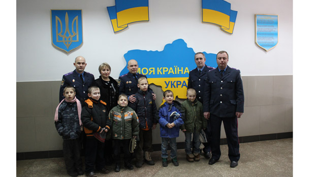 Николаевская школа – интернат в Славянске получила сладкие подарки от полицейских