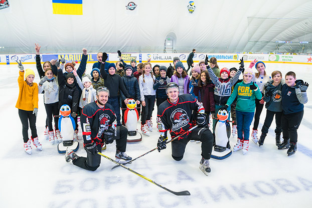 Благотворители организовали бесплатное катание на льду Mariupol Ice Center для тысячи детей Мариуполя