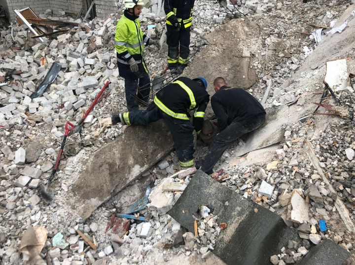 Из-под завалов в Часов Яре спасли двух человек. Обновляется