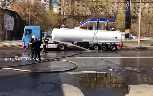 Улицу в Харькове залило бензином из поврежденной цистерны