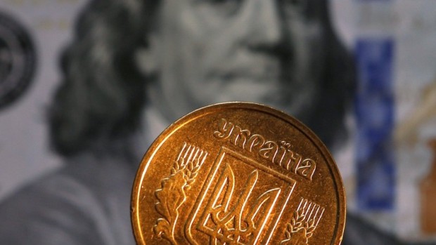 НБУ: Официальный курс гривни на межбанке упал до 24,80 за доллар