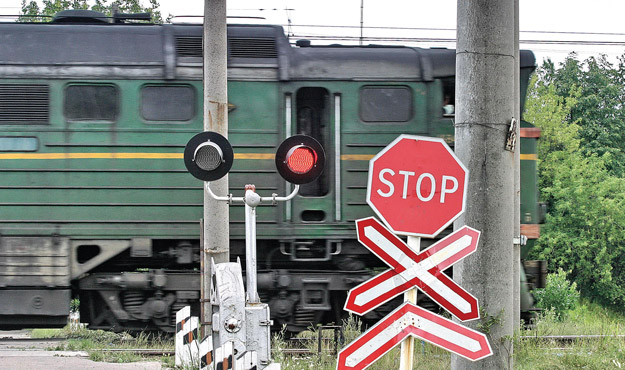 Поезда и автомобили на переездах Донецкой железной дороги в 2016 году «встречались» трижды