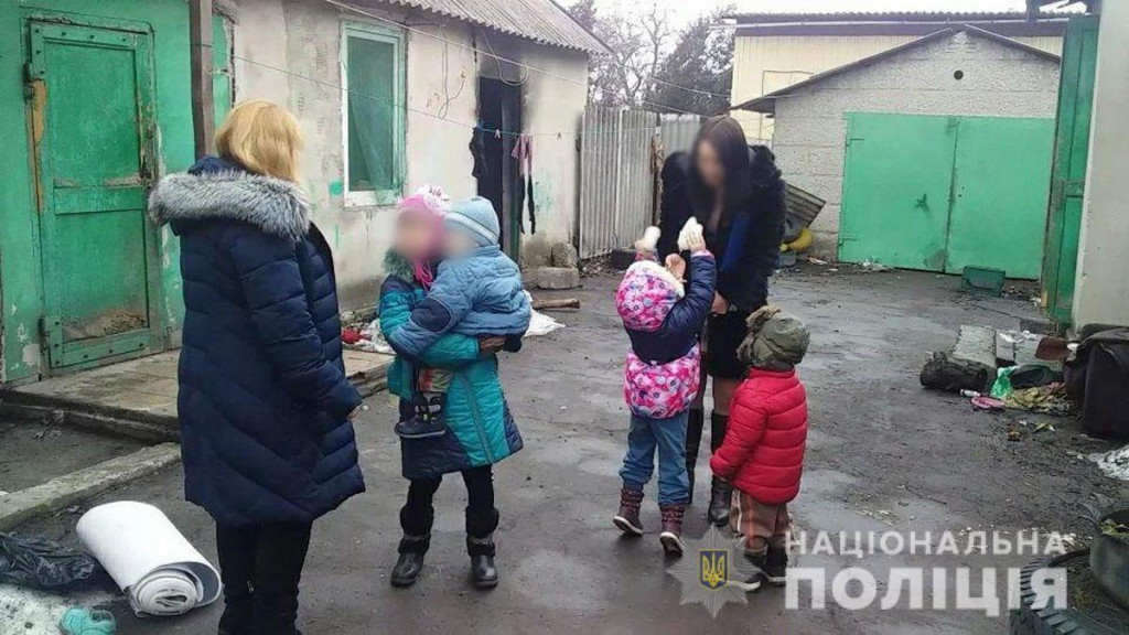 В Покровске из семьи забрали четырех больных, голодных детей