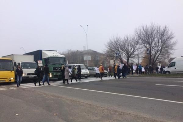 Под Киевом протестующие перекрыли трассу: названа причина