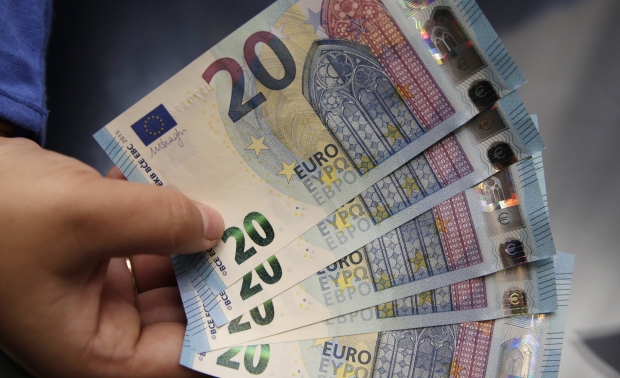 НБУ: Официальный курс гривни на межбанке упал ниже 30 за евро