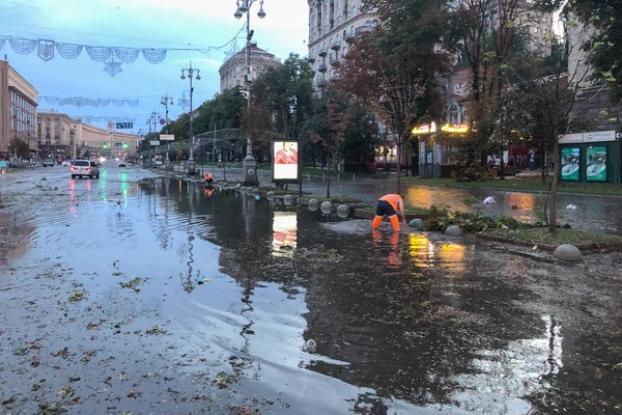 В Киеве после ливня затопило популярный магазин: сети впечатлило фото