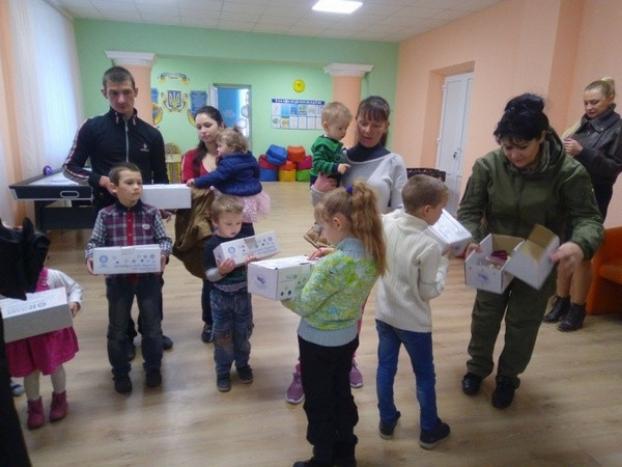 Детей Марьинского района порадовали подарками  из Великобритании