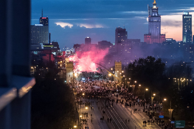 Националисты в День независимости Польши вышли на марш с файерами и петардами