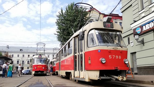 Происшествие в Харькове: трамвай врезался в автомобиль 