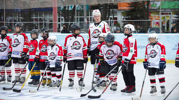 Хоккейный клуб «Донбасс» на открытии катка в Мариуполе