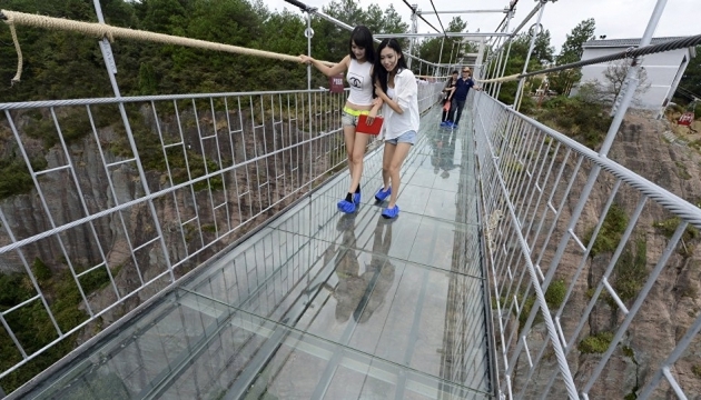 Під ногами туристів скло "найстрашнішого моста" тріснуло 