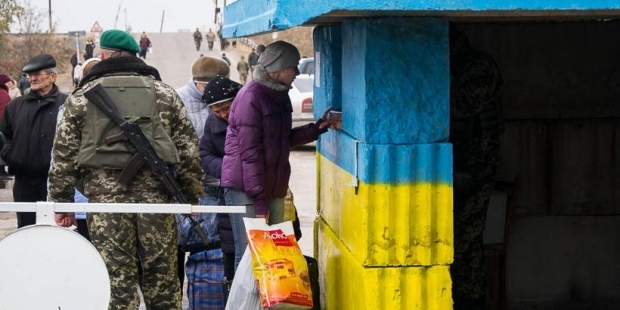 Полтысячи оформило пропуск в первый день работы "Станично-Луганское"