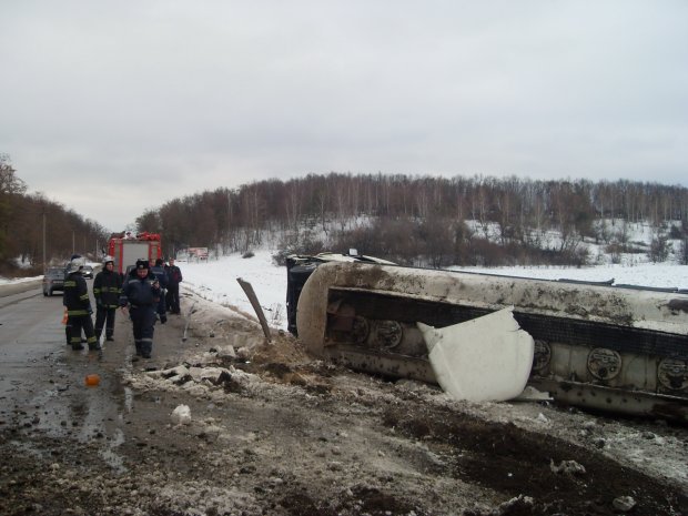 Авария: Под Харьковом перевернулся бензовоз с дизтопливом