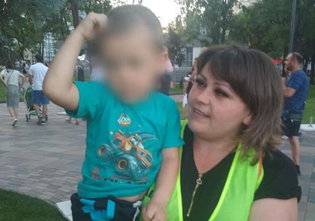 В Мариуполе мать оставила сына на концерте и пропала
