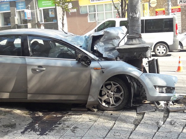 В Мариуполе автомобиль влетел в столб: водитель погиб на месте