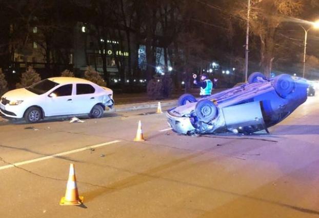 В Мариуполе в результате аварии перевернулся автомобиль