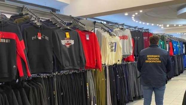 Маскировались под бренд Puma: В Константиновке провели обыски в магазинах одежды