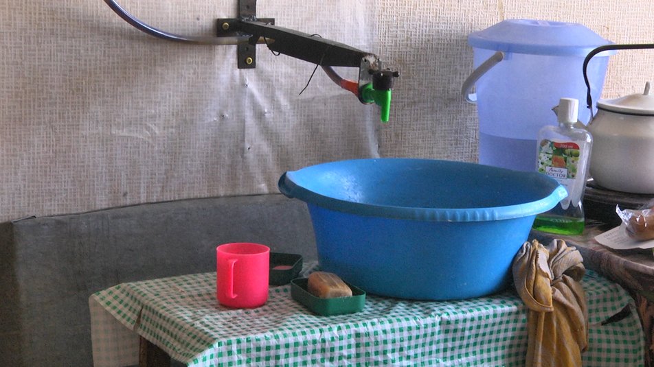 Готовят пищу во дворе: Переселенцы в Мариуполе живут без электричества