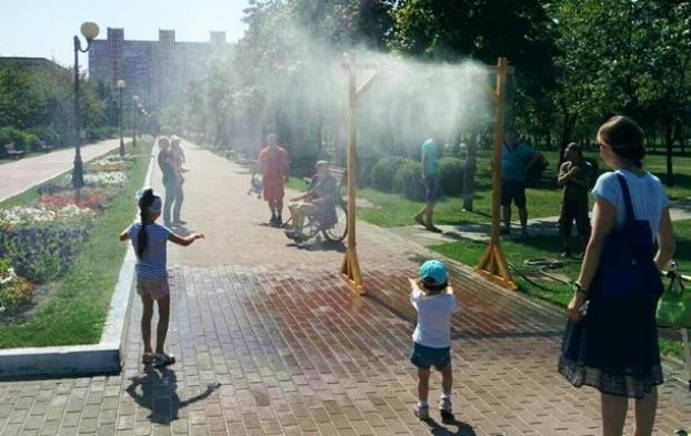 Невыносимая жара: в парках Киева установили охлаждающие арки 