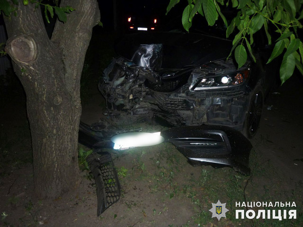 На Донетчине автомобиль врезался в дерево: пострадали два человека
