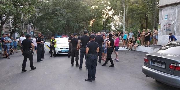 В Мариуполе компания молодых людей с бойцовской собакой напала на патрульных