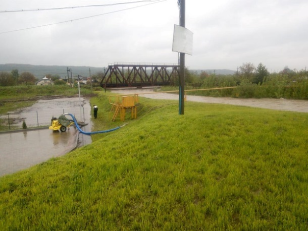 На Прикарпатье дожди подтопили полсотни домов и повредили мост